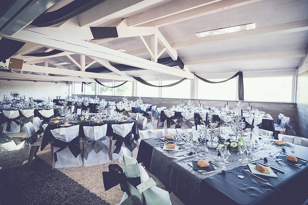 Tables rondes et housses de chaises