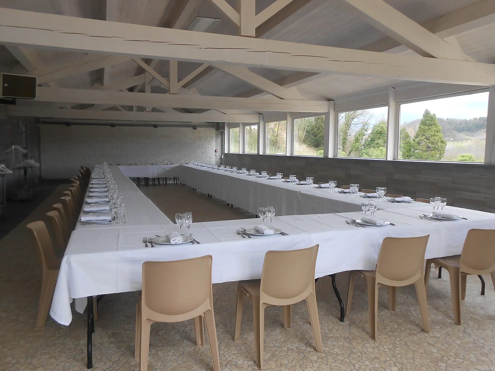 La salle Altesse dressée en U pour un repas ou une réunion de groupe