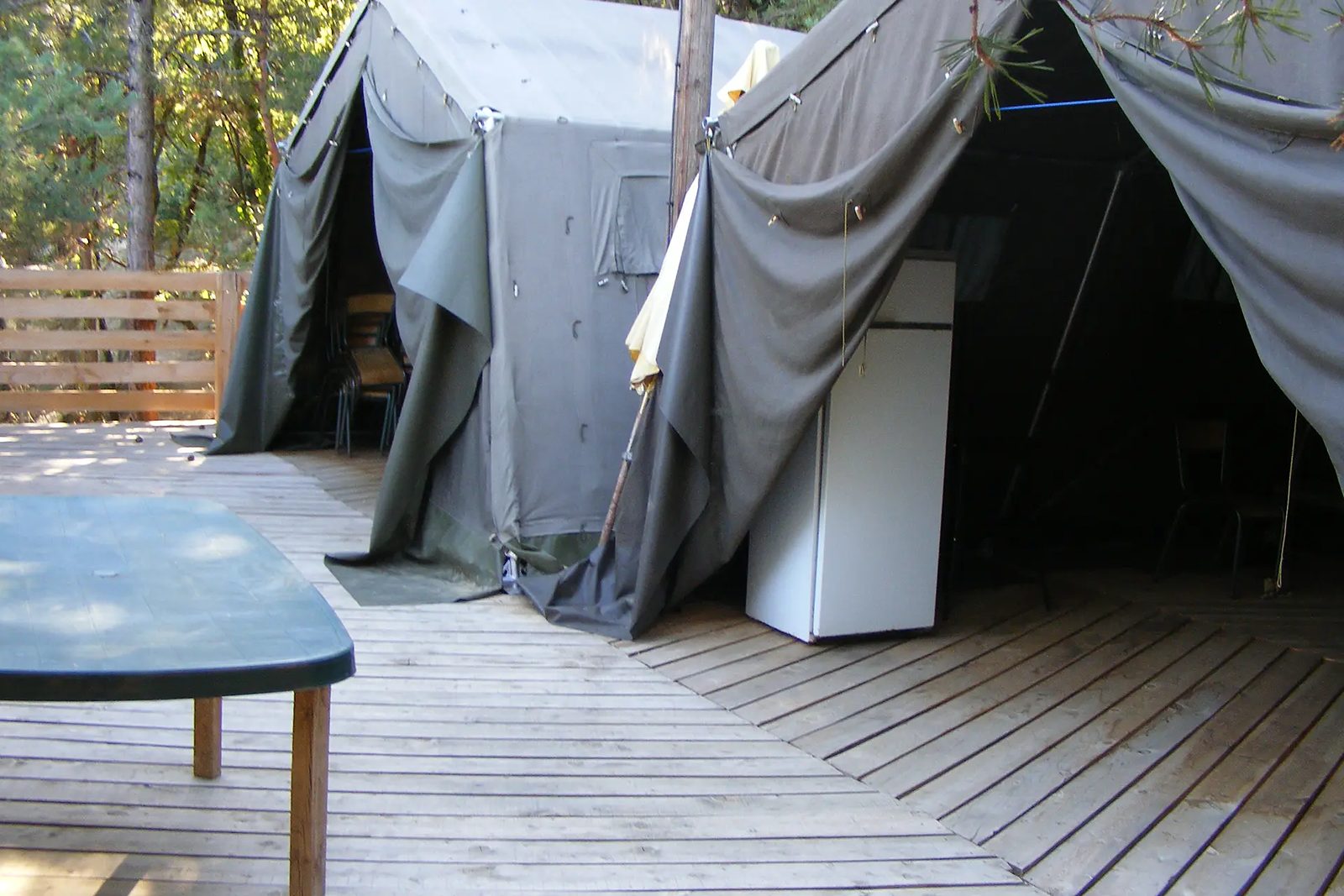 La plateforme et sa table