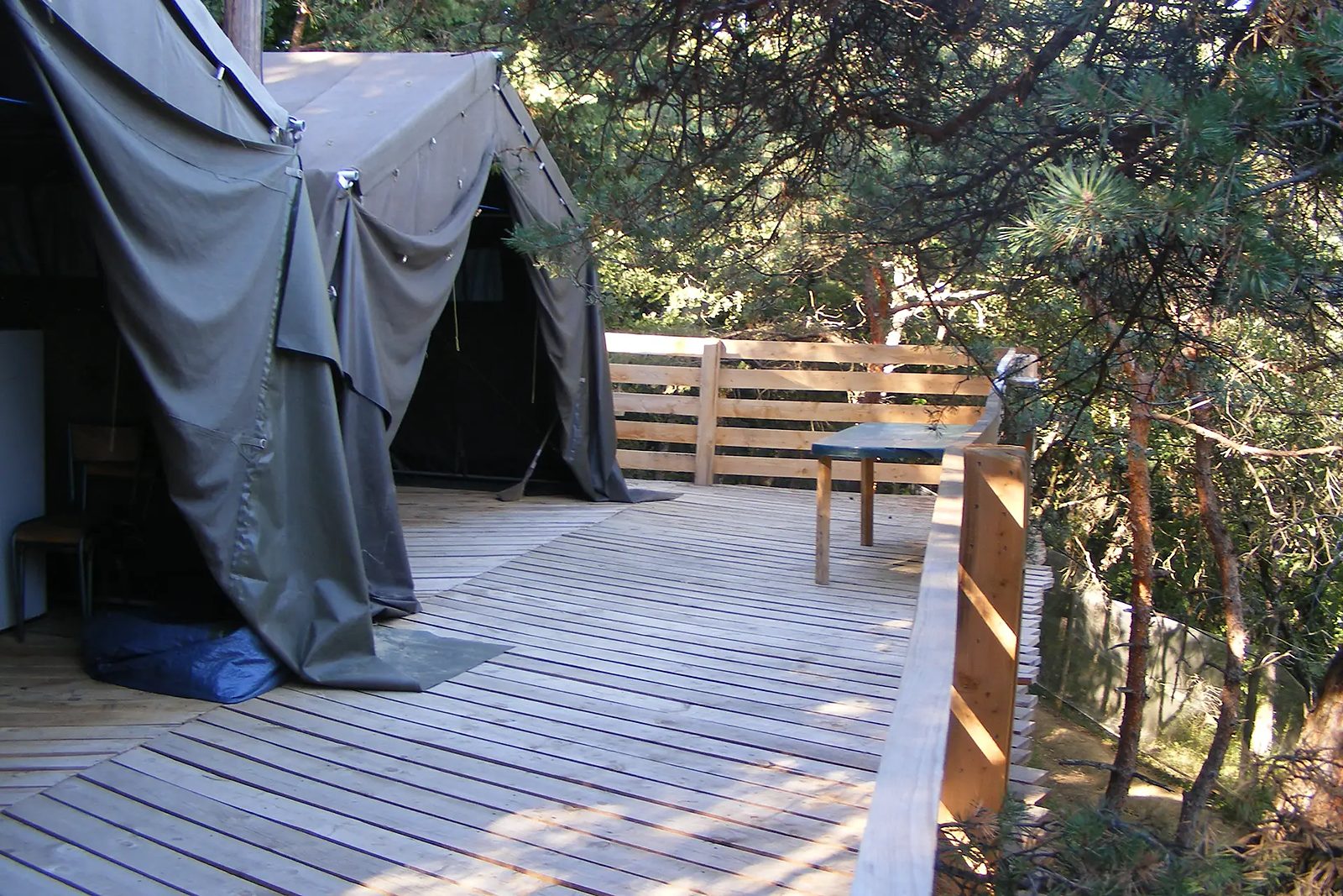 Les tentes du bivouac, au-dessus du terrain de paintball