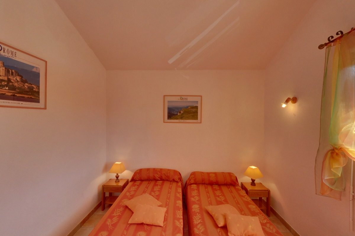 Une chambre avec deux lits