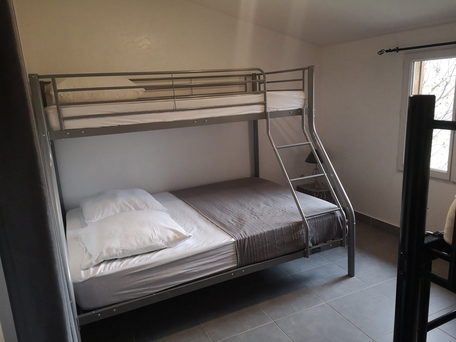 Une chambre avec lits superposés
