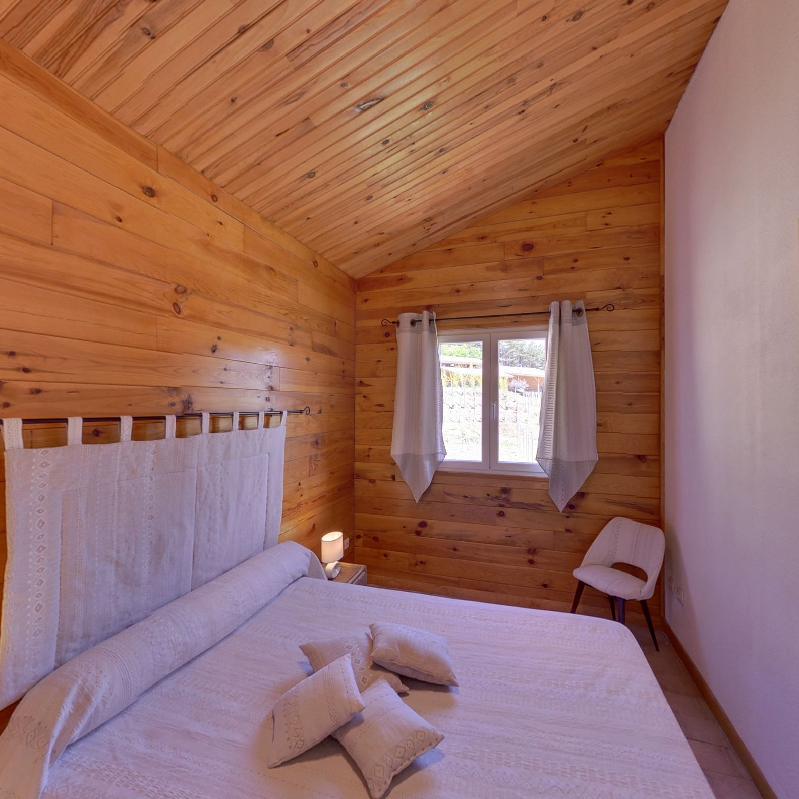 Une chambre lambrissée