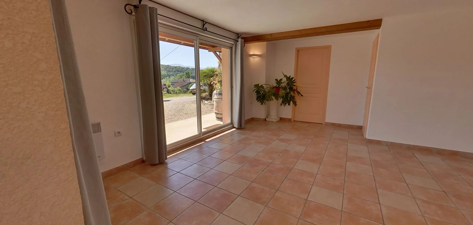 La salle Marsanne et sa baie sur la terrasse