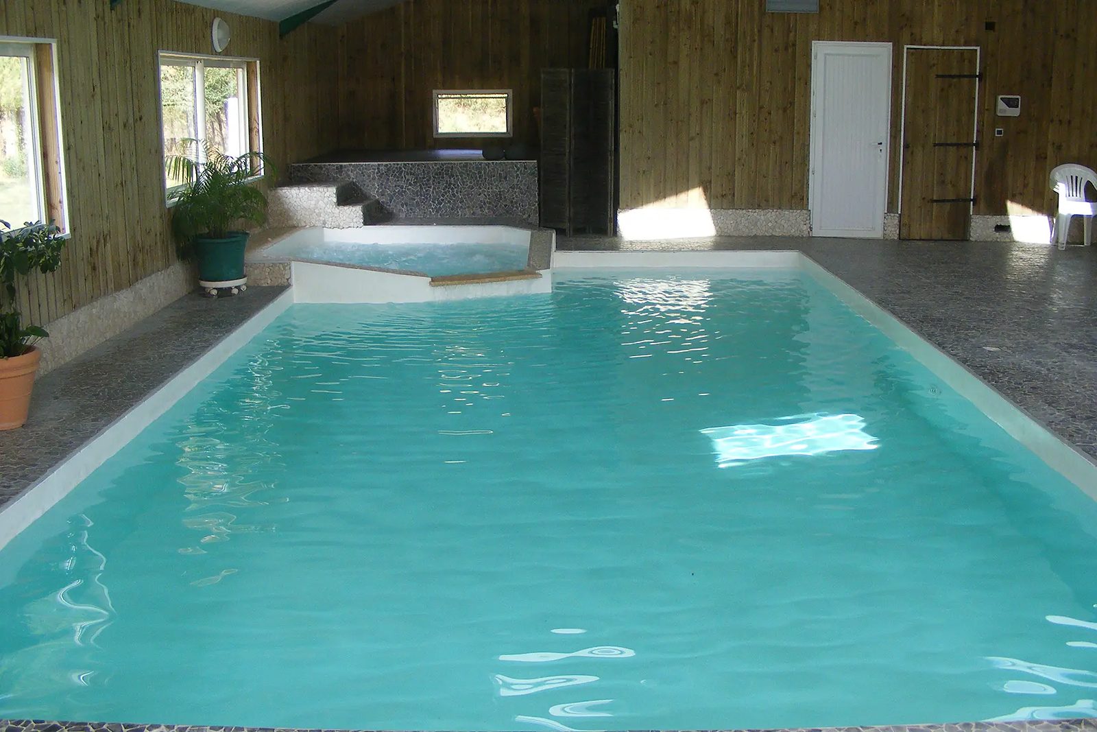 La piscine intérieure, chauffée toute l'année