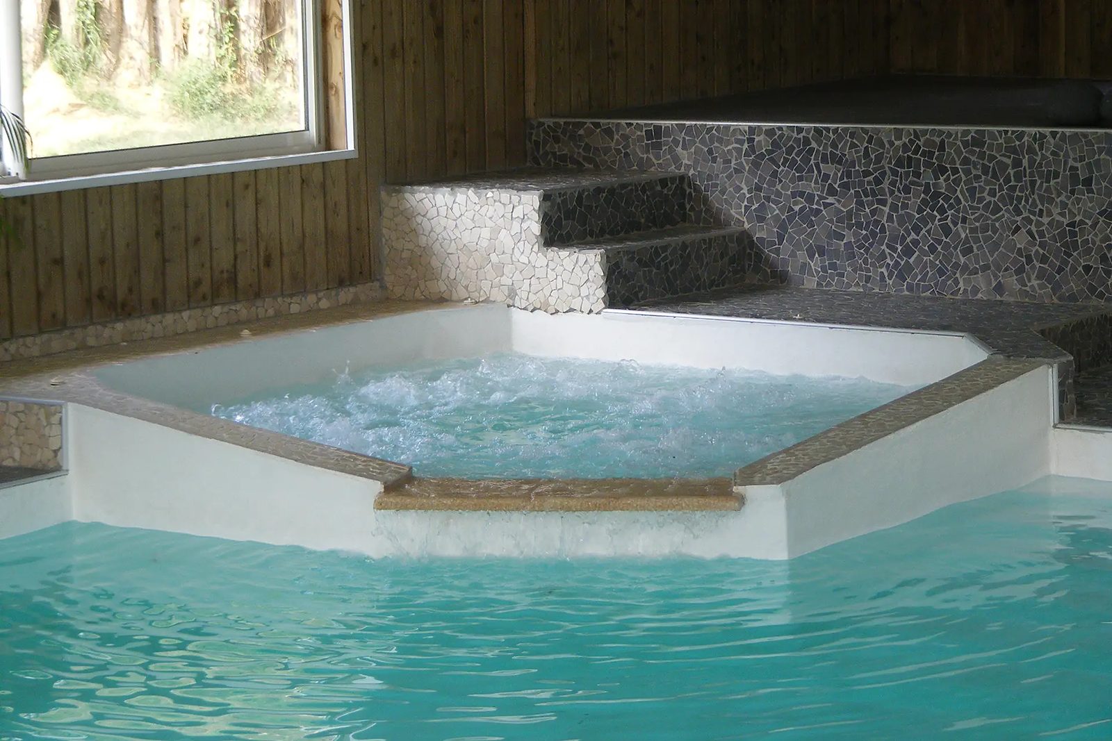 Le jacuzzi à débordement, attenant au bassin