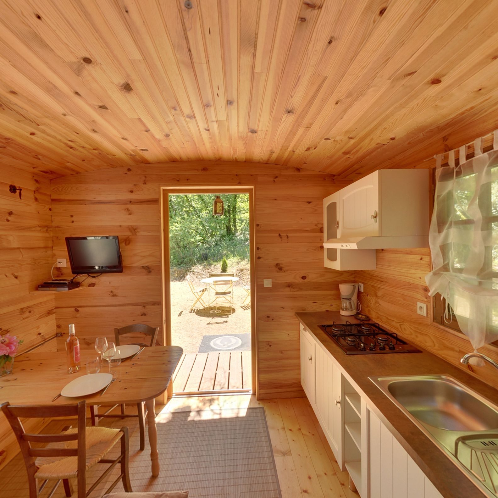 La cuisine et la table, tout en bois