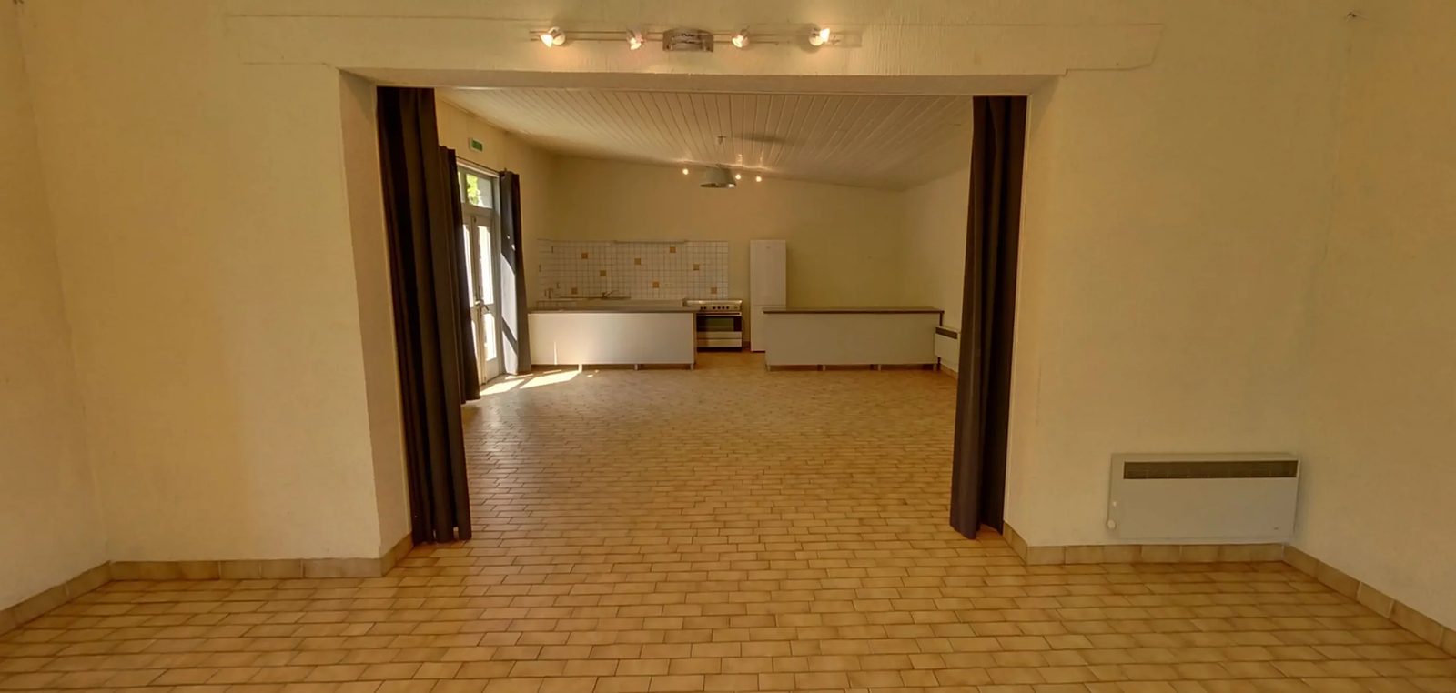 La salle Roussanne, vers la cuisine