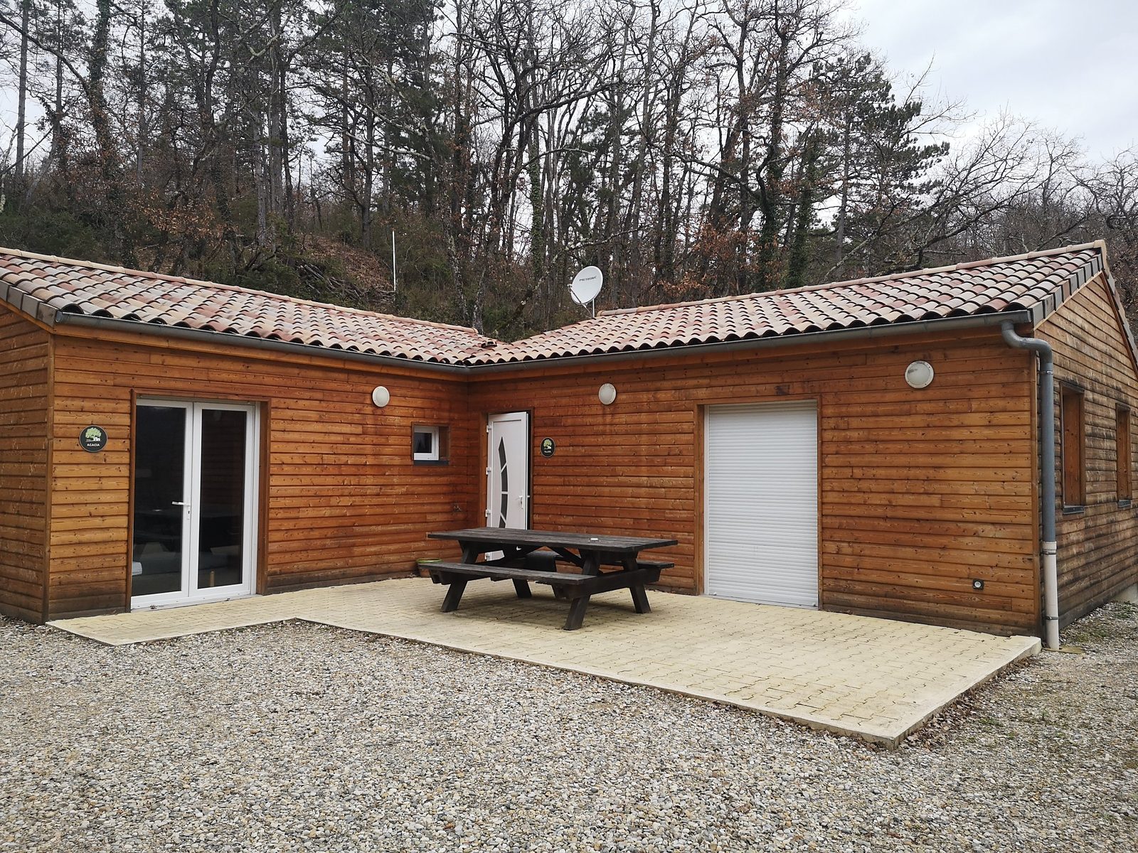 Tilleul et Acacia : deux logements en bois autour d'une cour avec une table de pique-nique