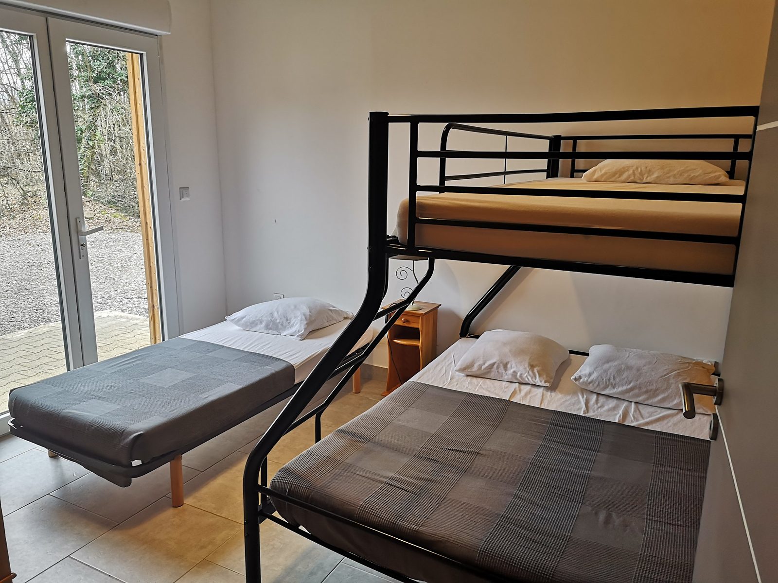 Une chambre avec lit superposé