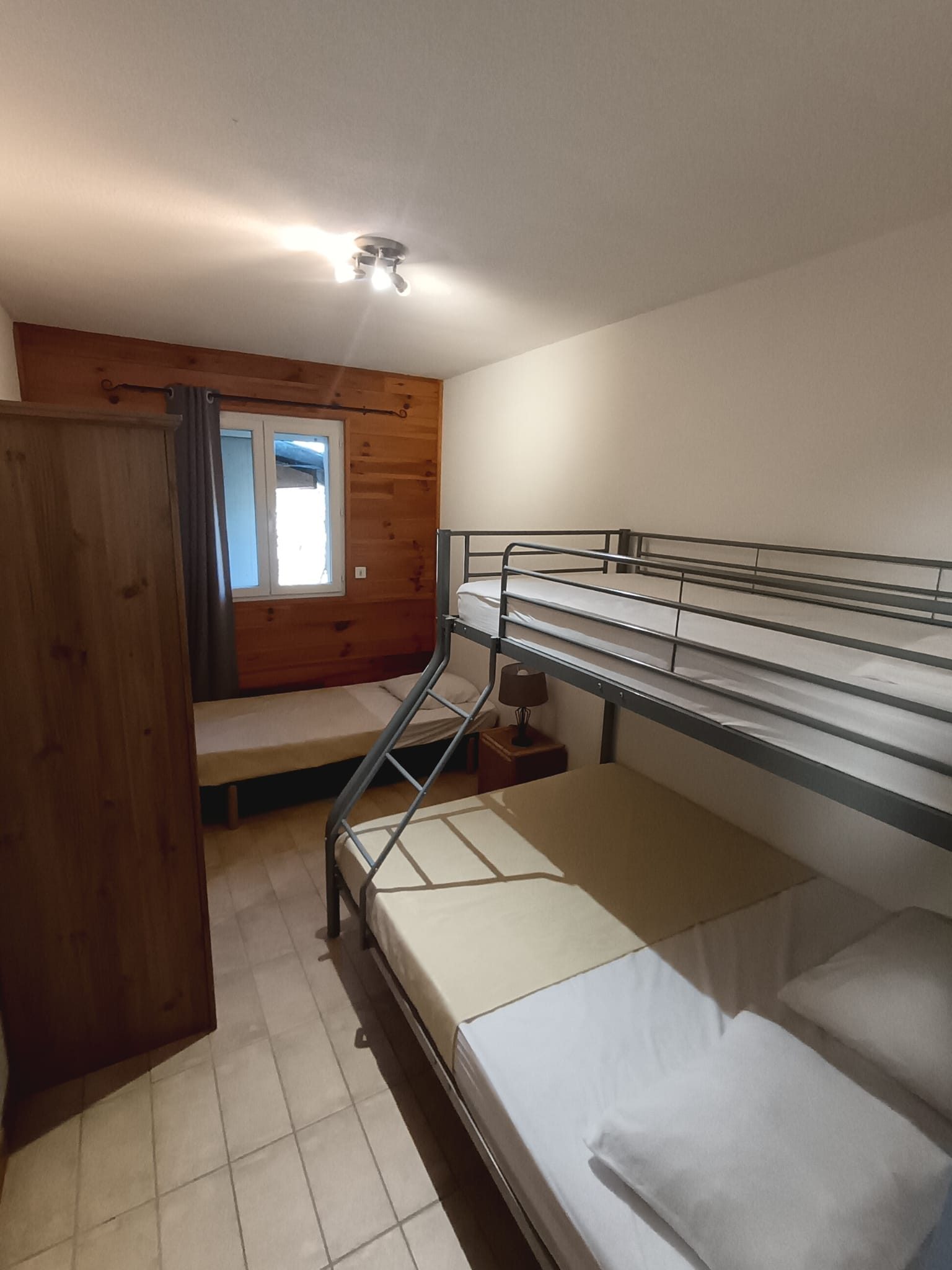 Une chambre avec lit superposé