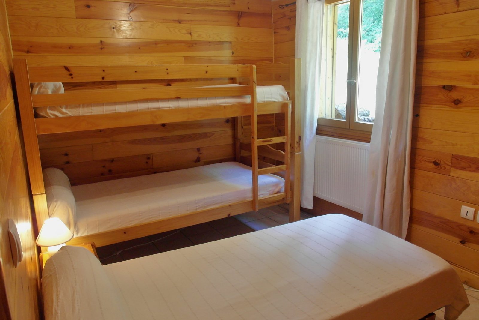 Une chambre lambrissée