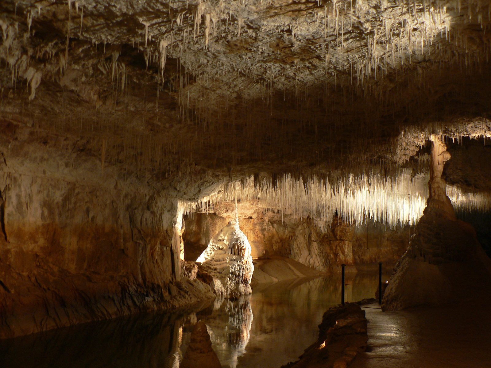 Le lac souterrain et les fistuleuses des grottes de Choranche