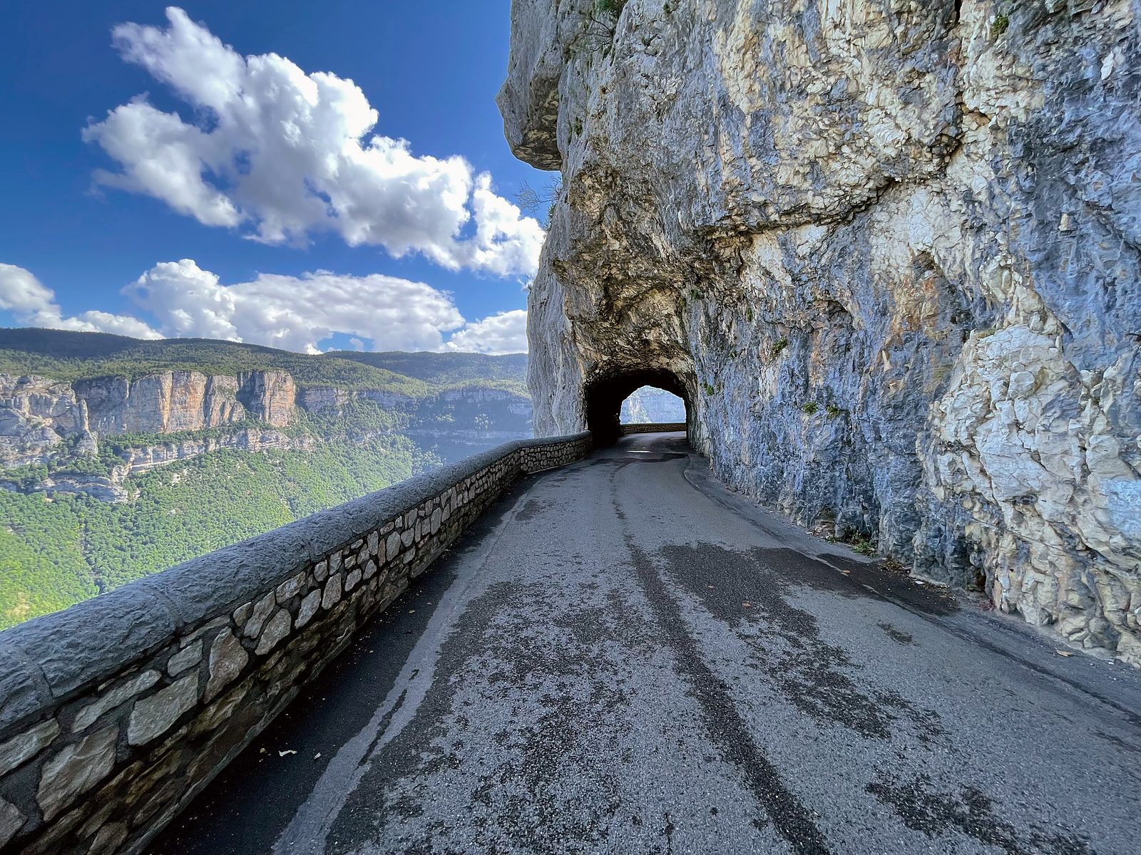 La route de Combe Laval taillée dans la falaise du Vercors, avec son tunnel