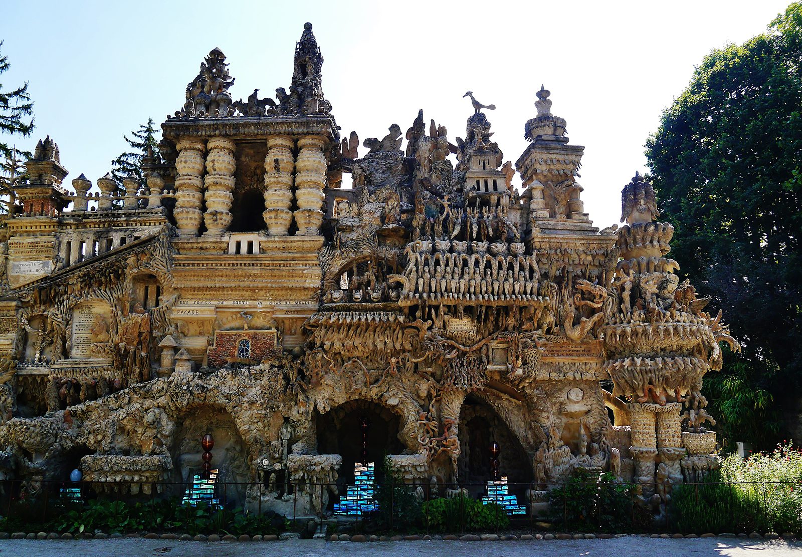 La façade sculptée du Palais idéal du facteur Cheval à Hauterives