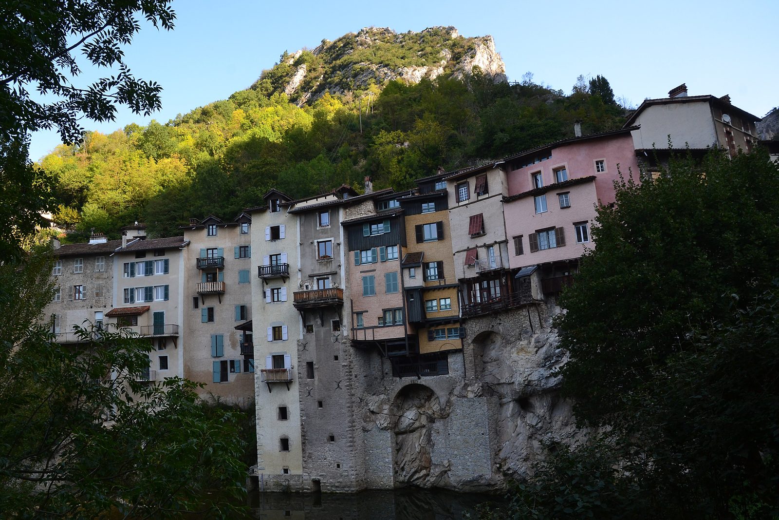 Les maisons suspendues de Pont-en-Royans, accrochées à la falaise au-dessus de la Bourne