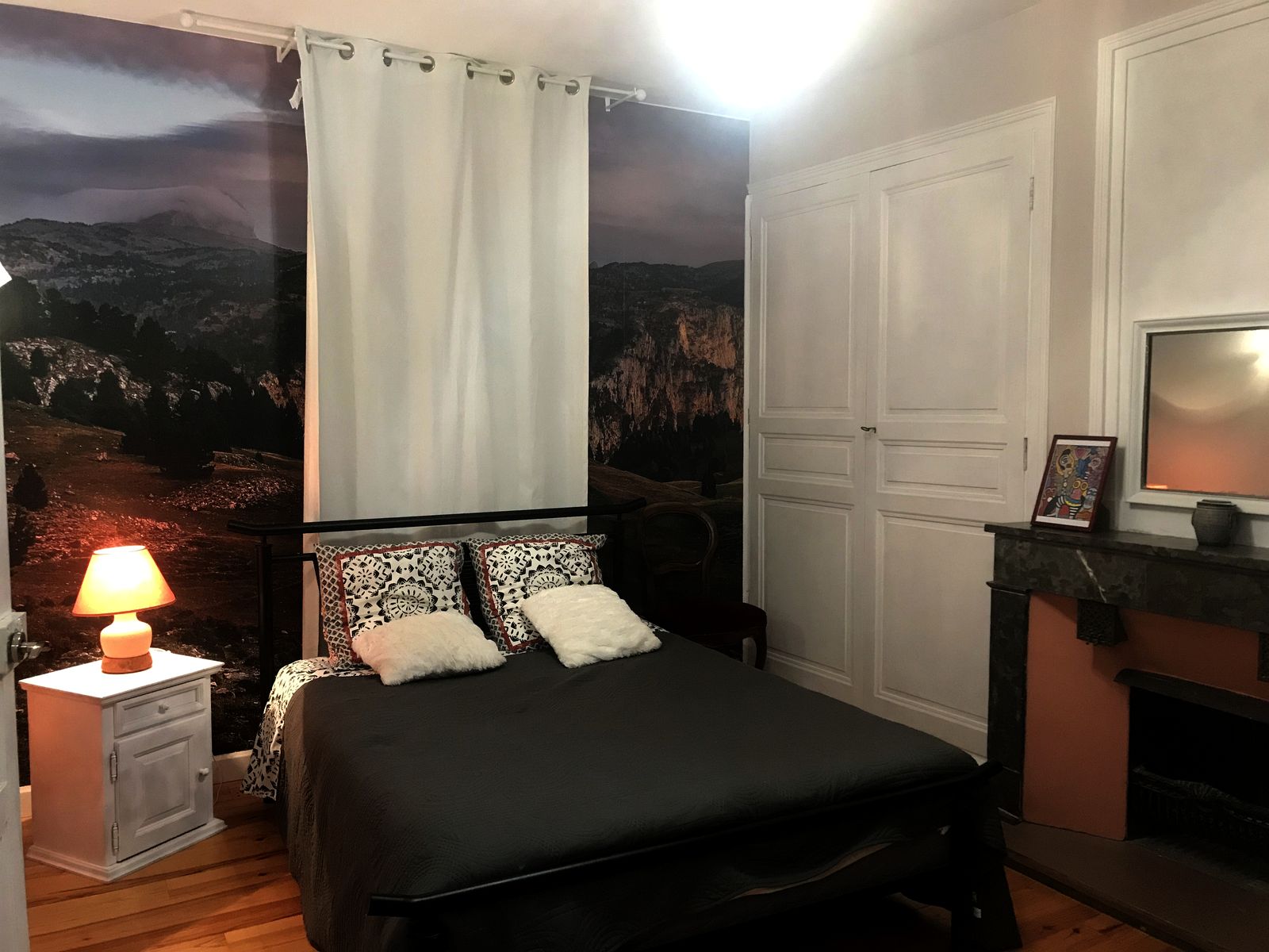 La chambre Aiguille et sa fresque de montagnes