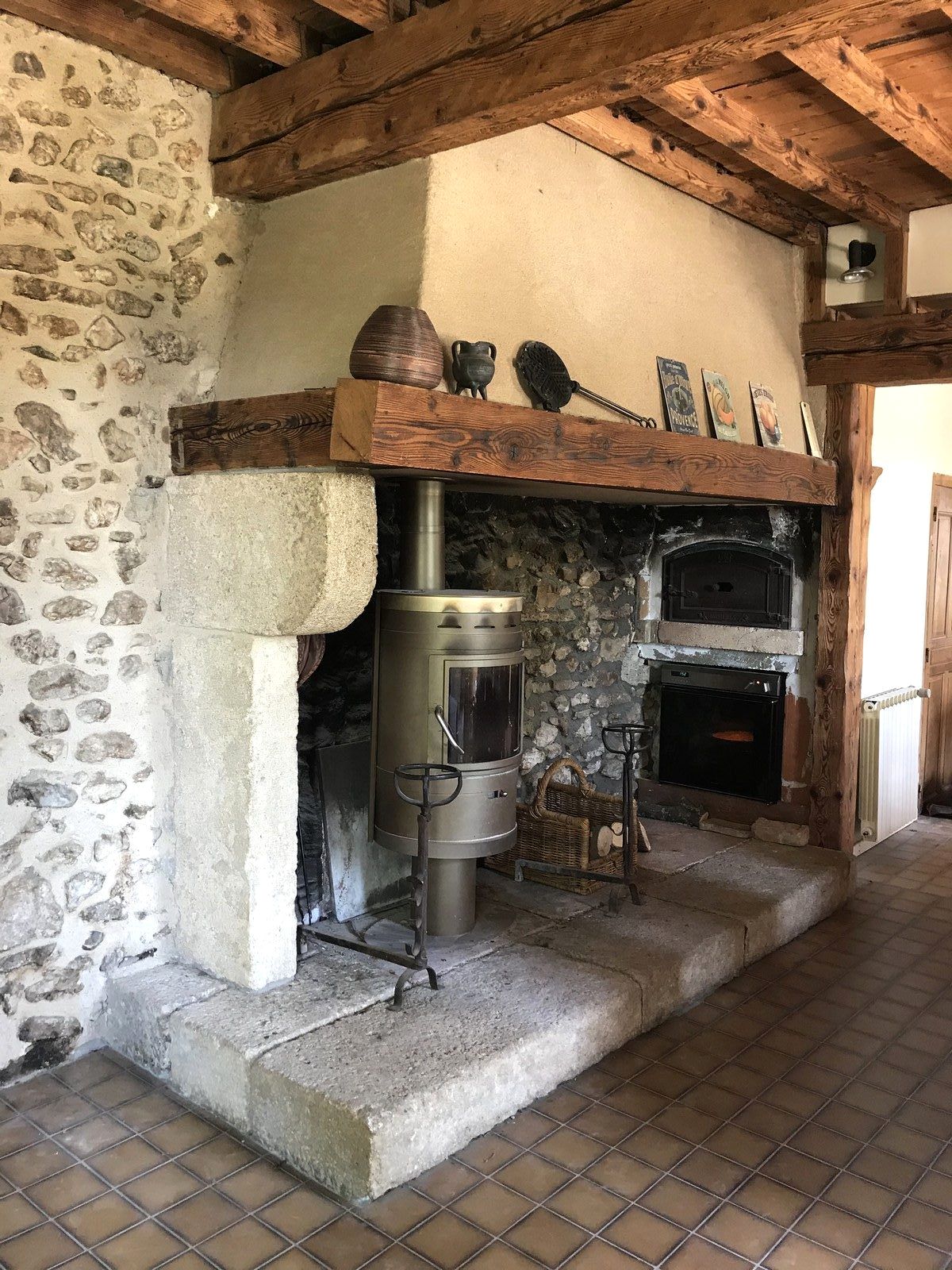 La grande cheminée en pierre
