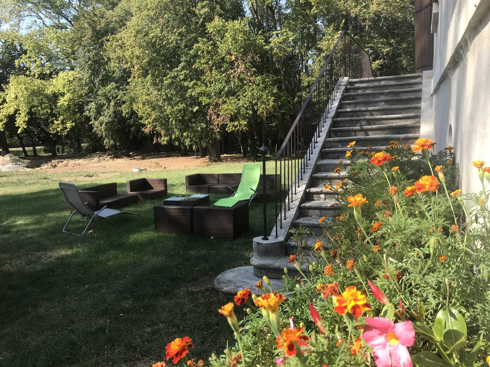 Le coin détente sous les arbres, côté ouest