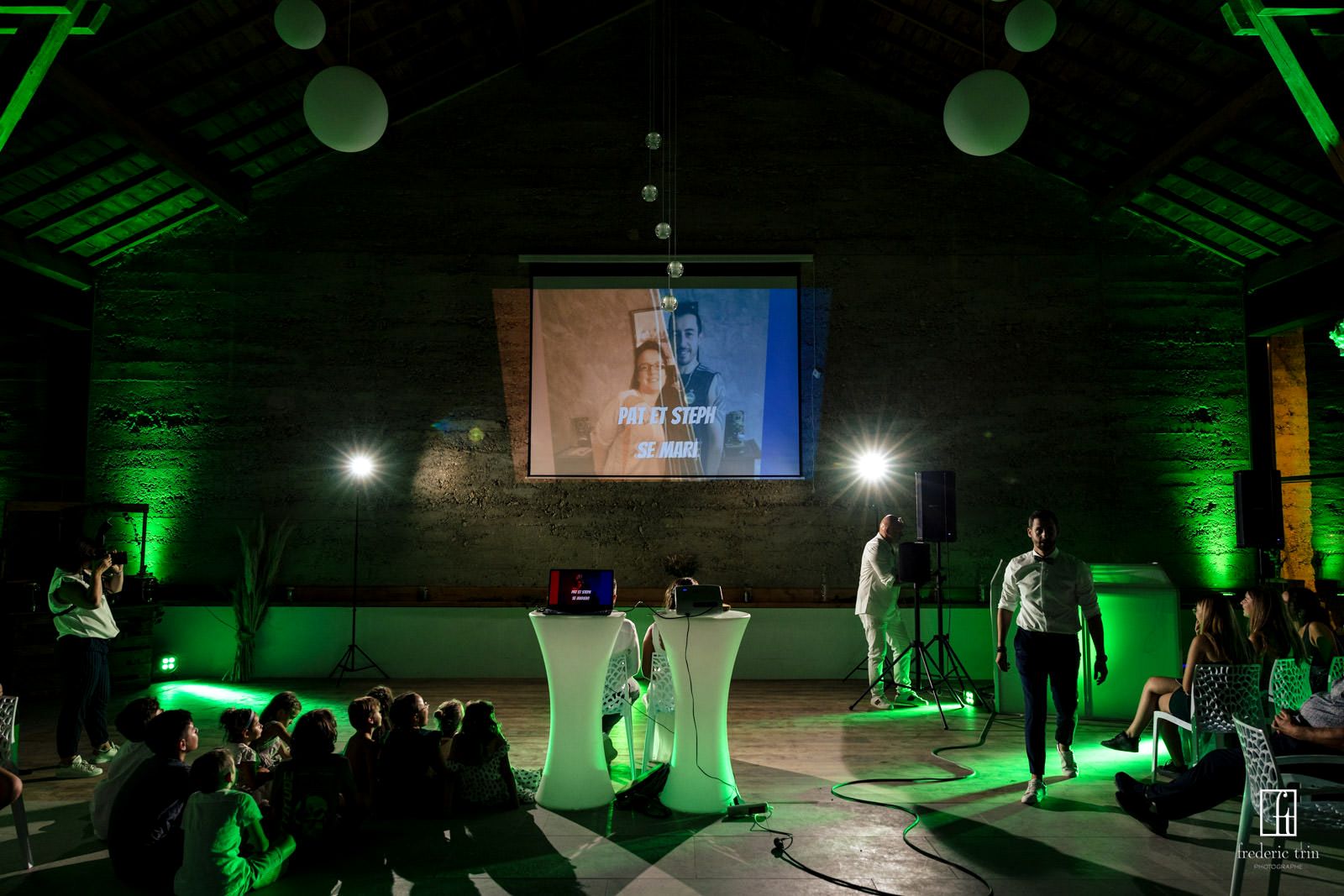 Un concert dans la salle, lumières vertes