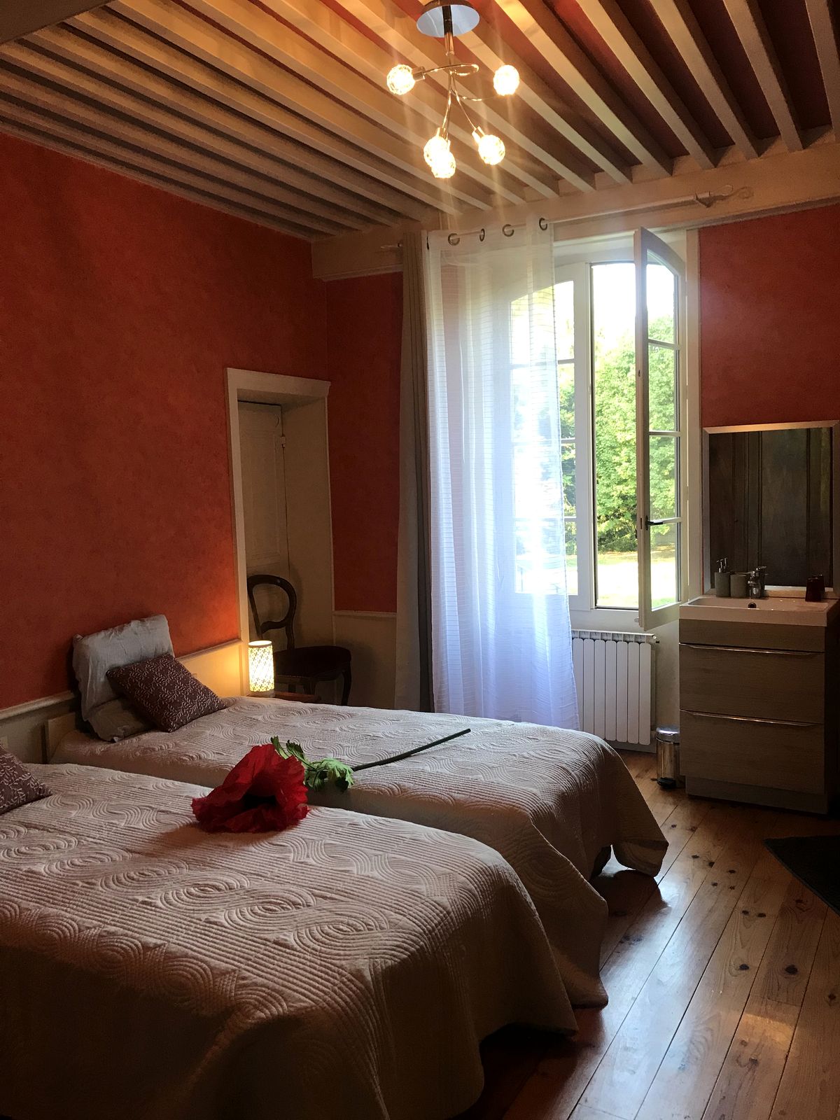 La chambre Coquelicot aux murs rouges
