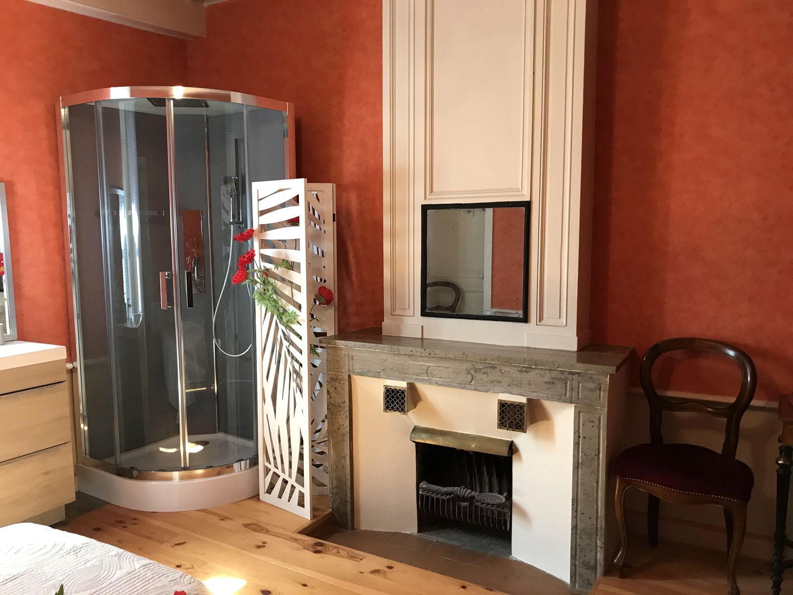La douche et la cheminée de la chambre Coquelicot