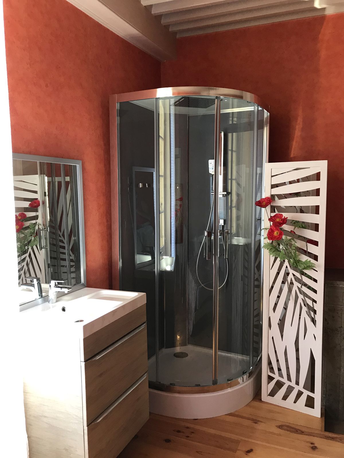 Le coin douche de la chambre Coquelicot