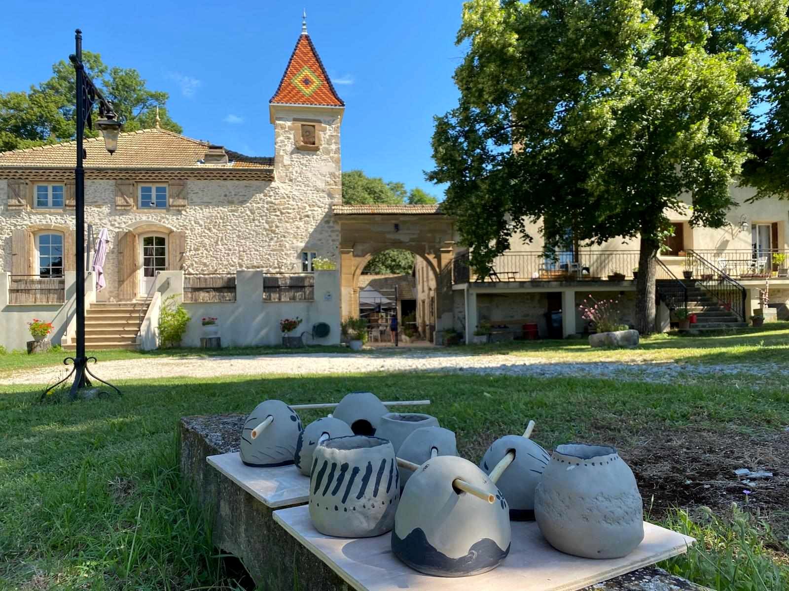 La cour du domaine et la tour