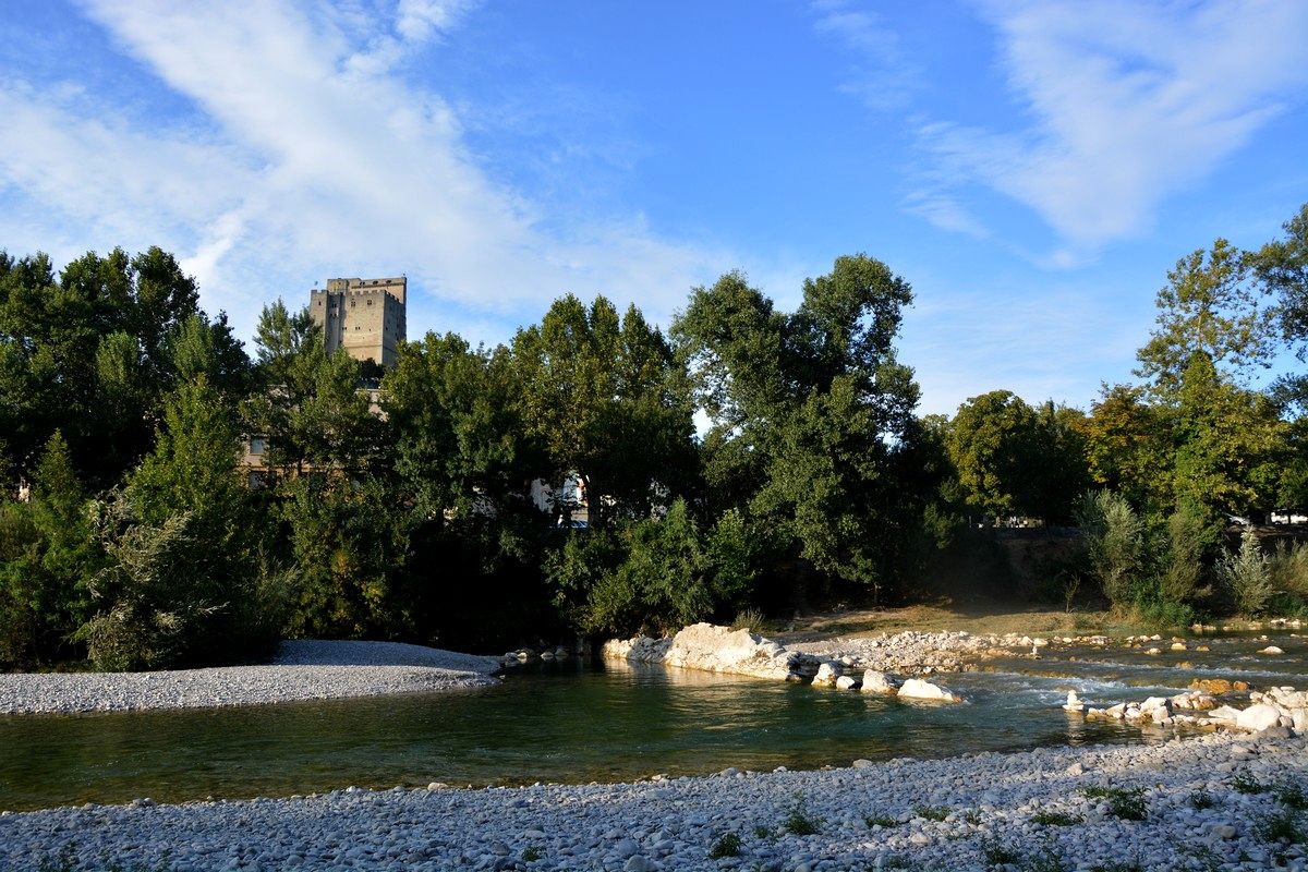 La Drôme et la tour de Crest au loin