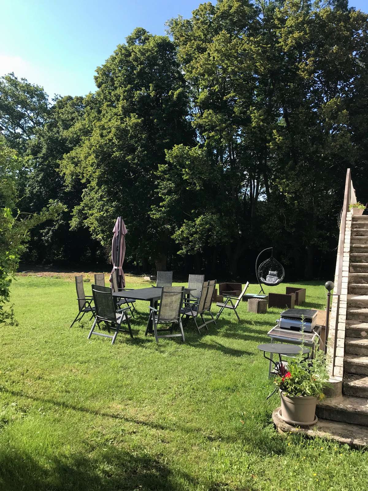 Le salon de jardin à l’ouest de la maison, sous les arbres