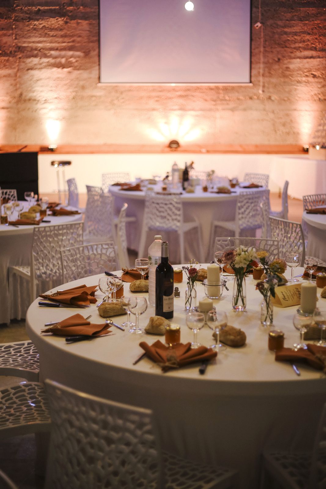 Une table de mariage dressée dans la salle