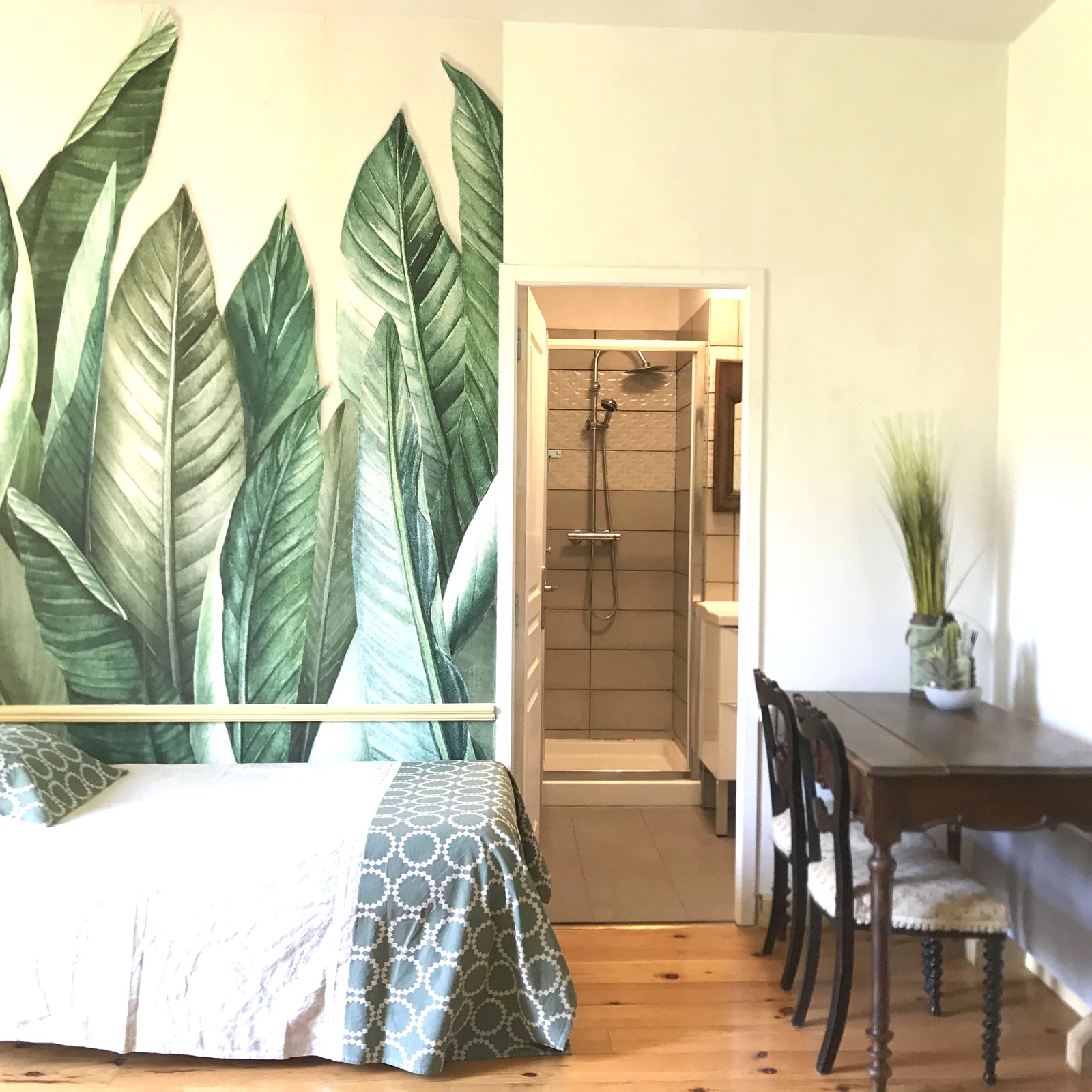 La chambre Nature, lits et fenêtre