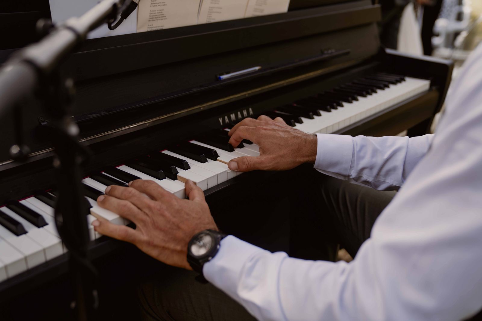 Un pianiste pendant une soirée au domaine
