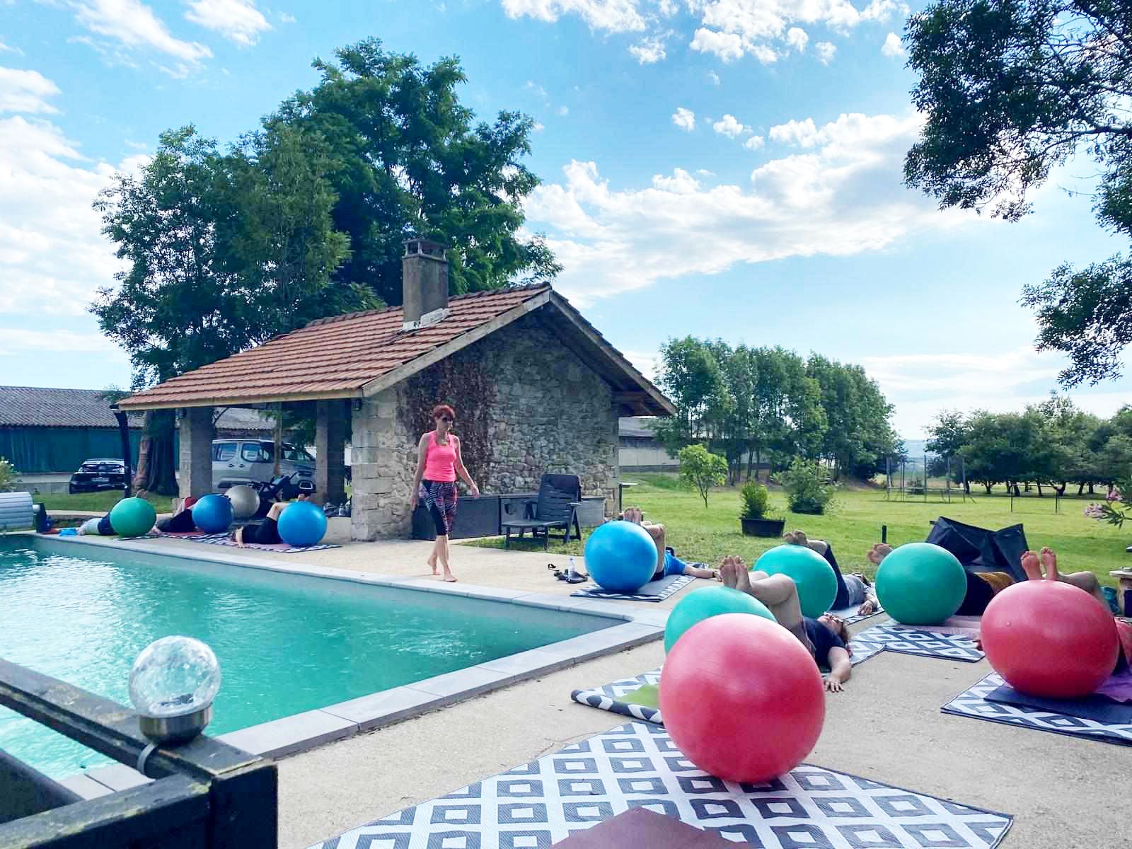 Tapis et ballons de pilates au bord de la piscine