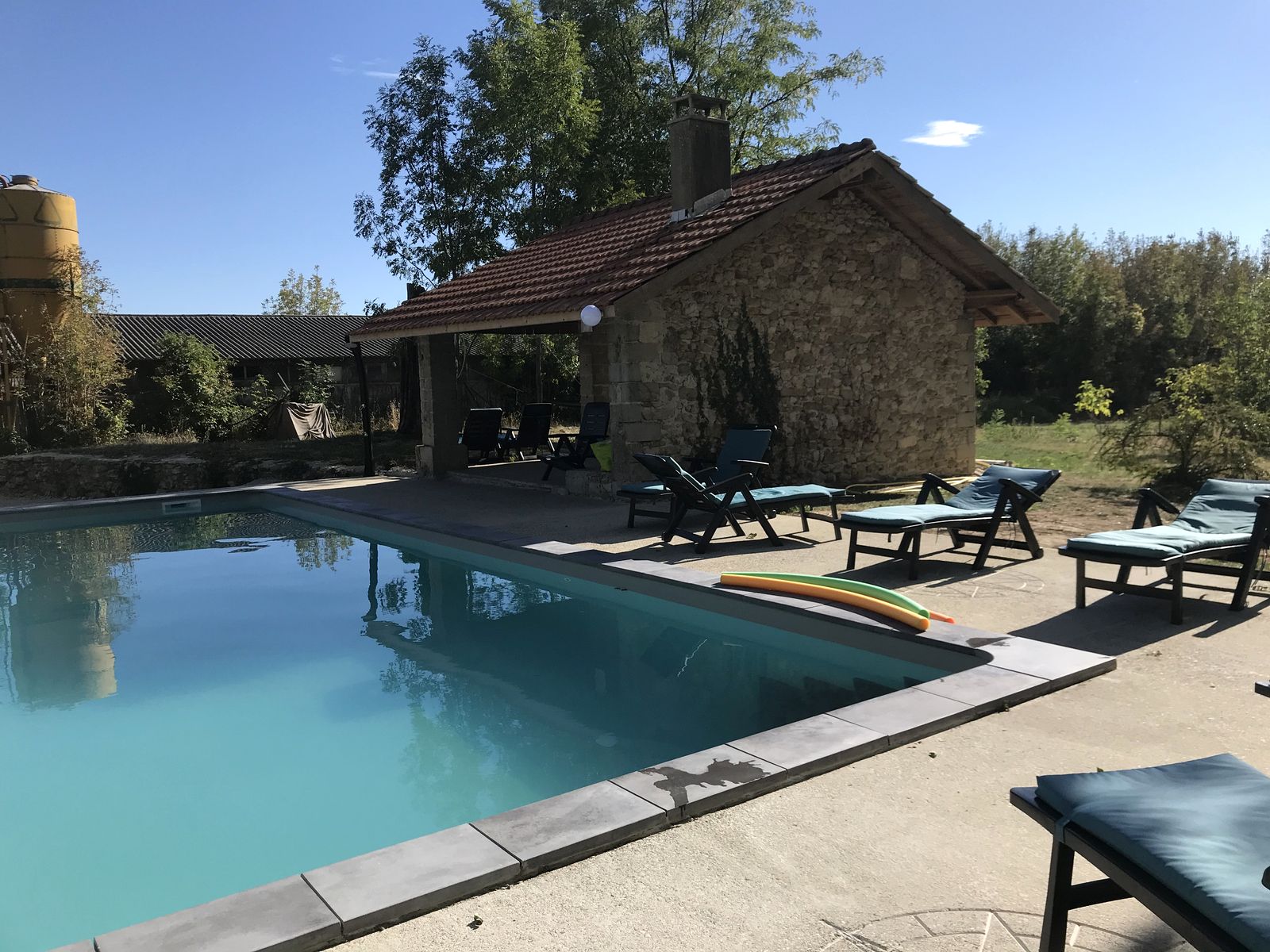 La piscine et ses transats