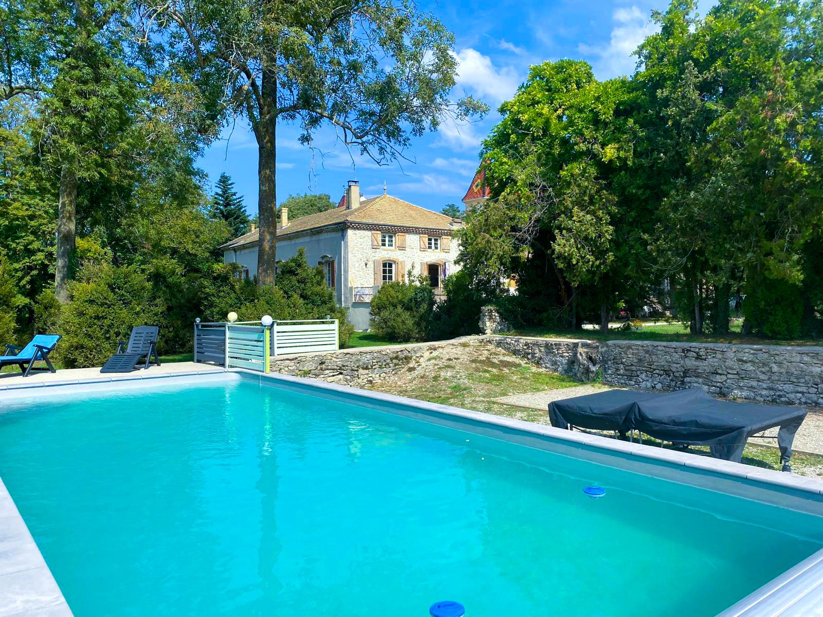 La piscine devant la maison de maître