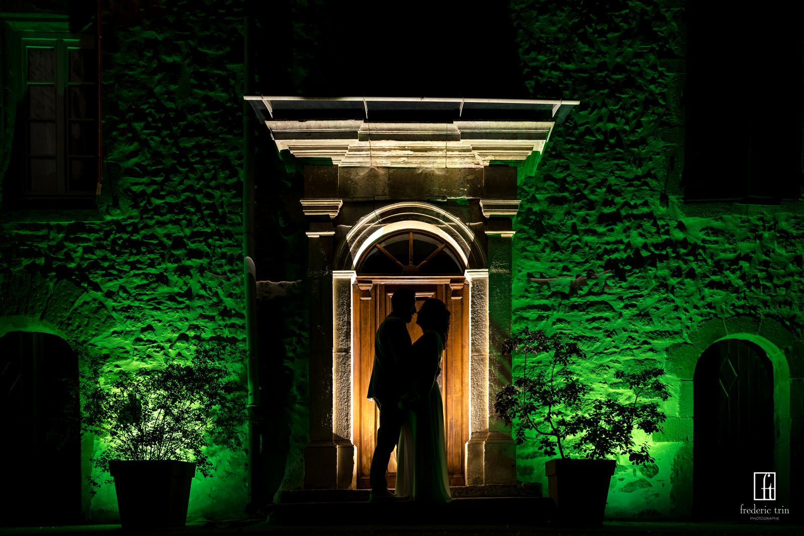 Une porte en pierre éclairée un soir de fête