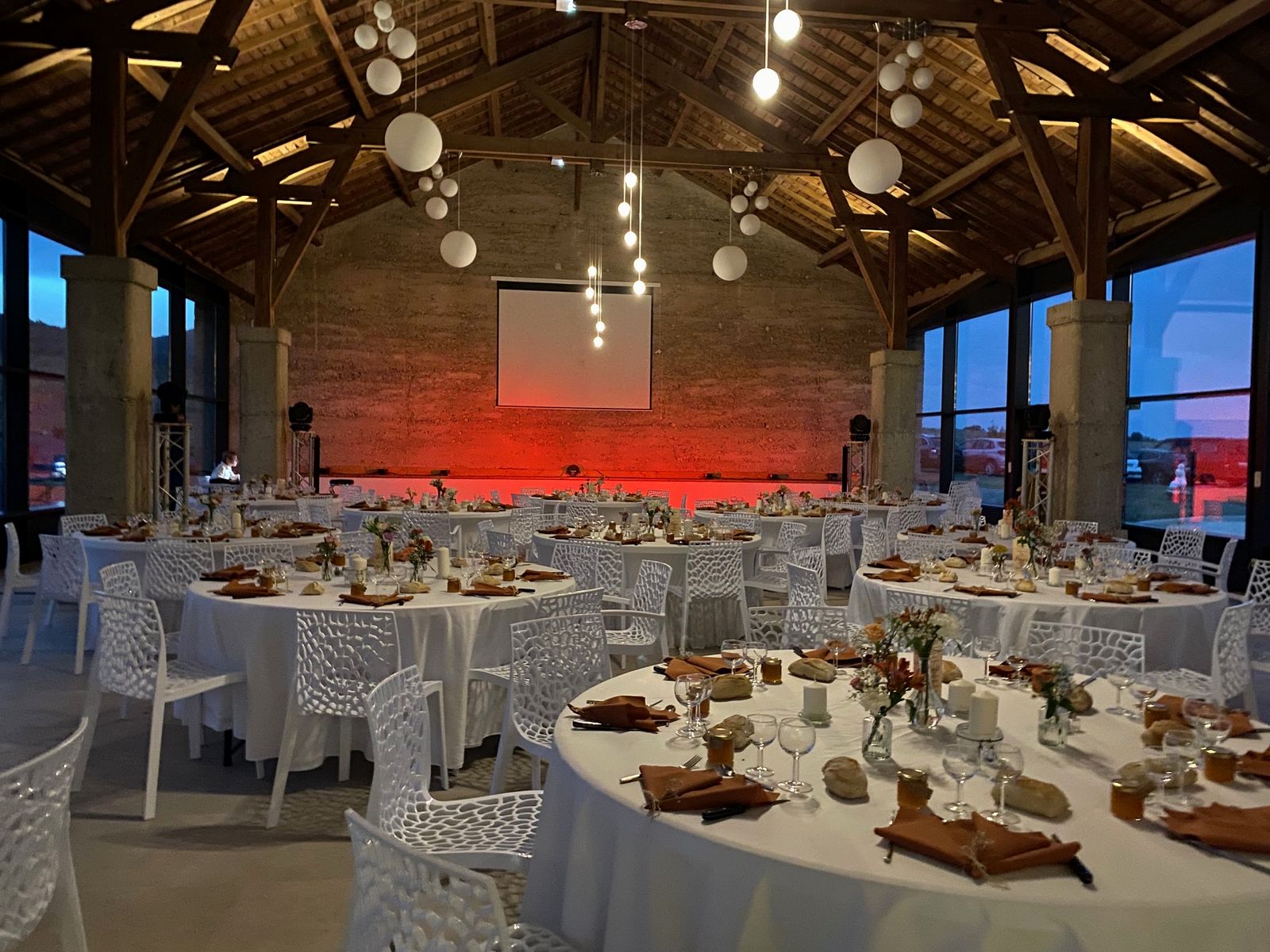 La salle dressée pour le dîner