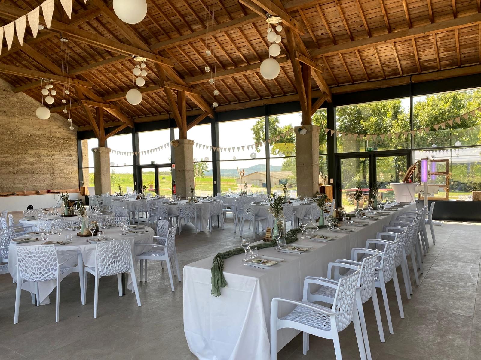 La salle dressée pour un mariage, de jour