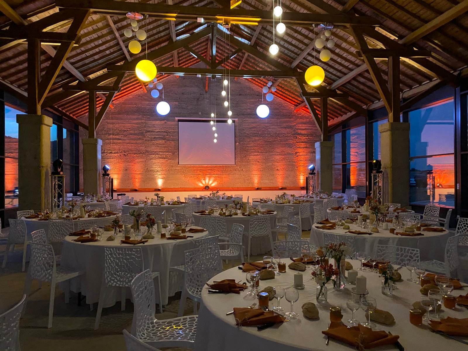 La salle de réception dressée pour un dîner