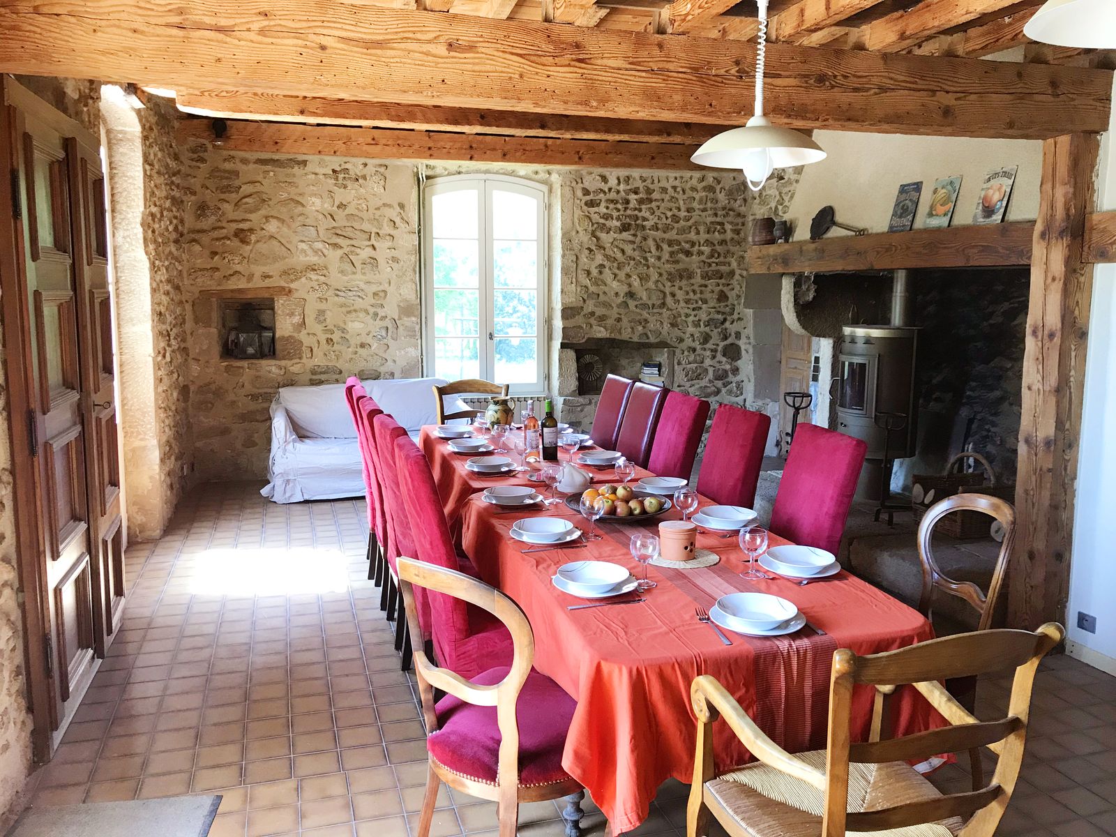 La grande table du salon, sous les poutres