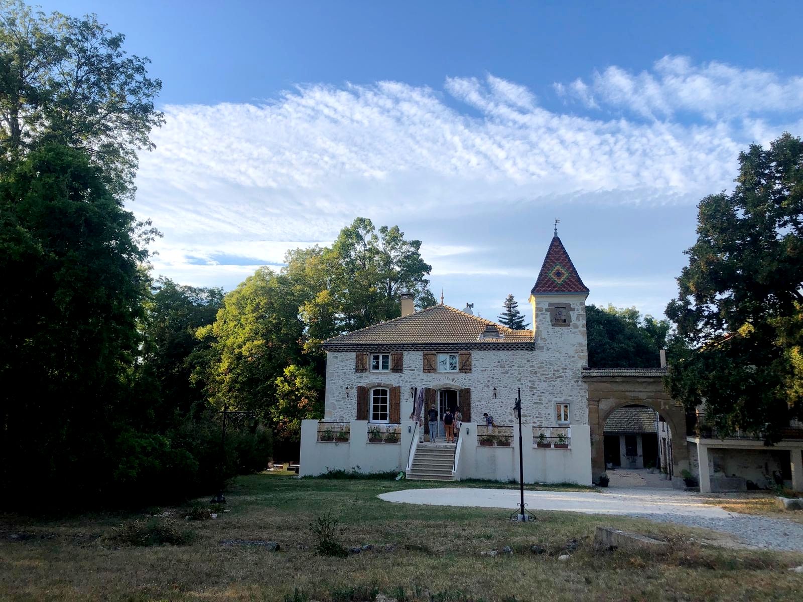 La maison de maître et sa tour vues du parc, en été