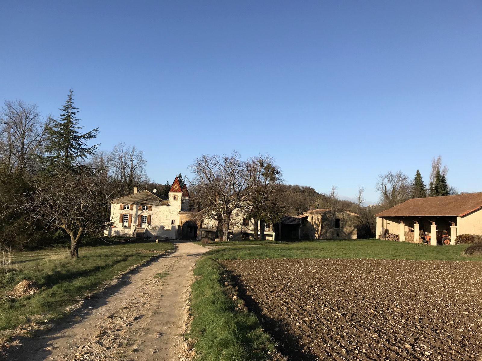Les champs autour du domaine