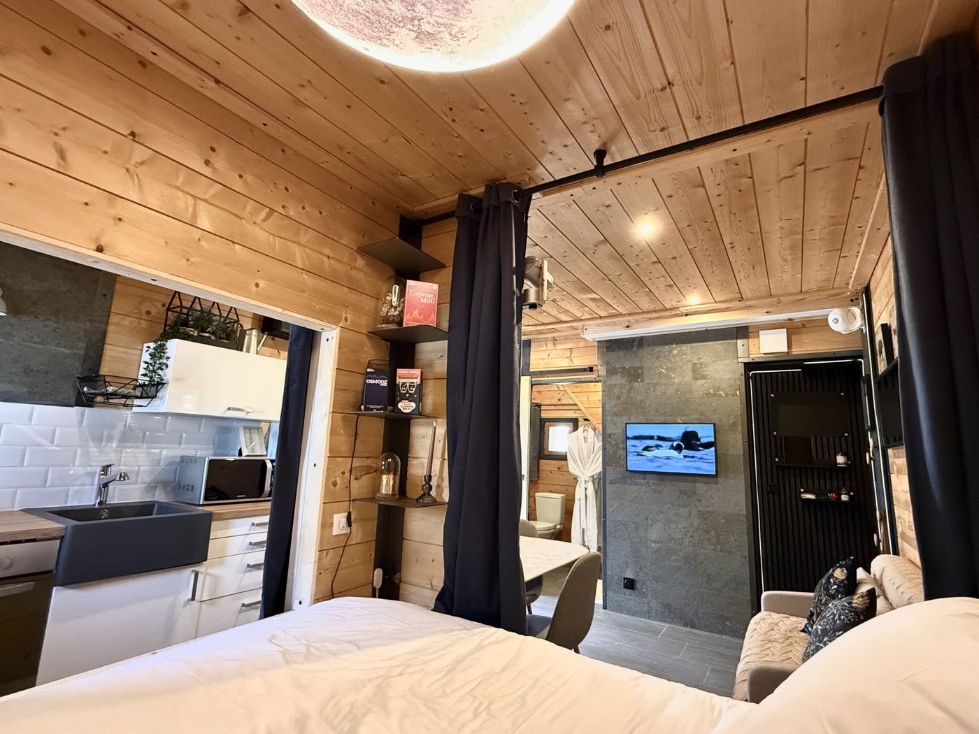 La Cachette Spa : Le lit sous la lampe lune