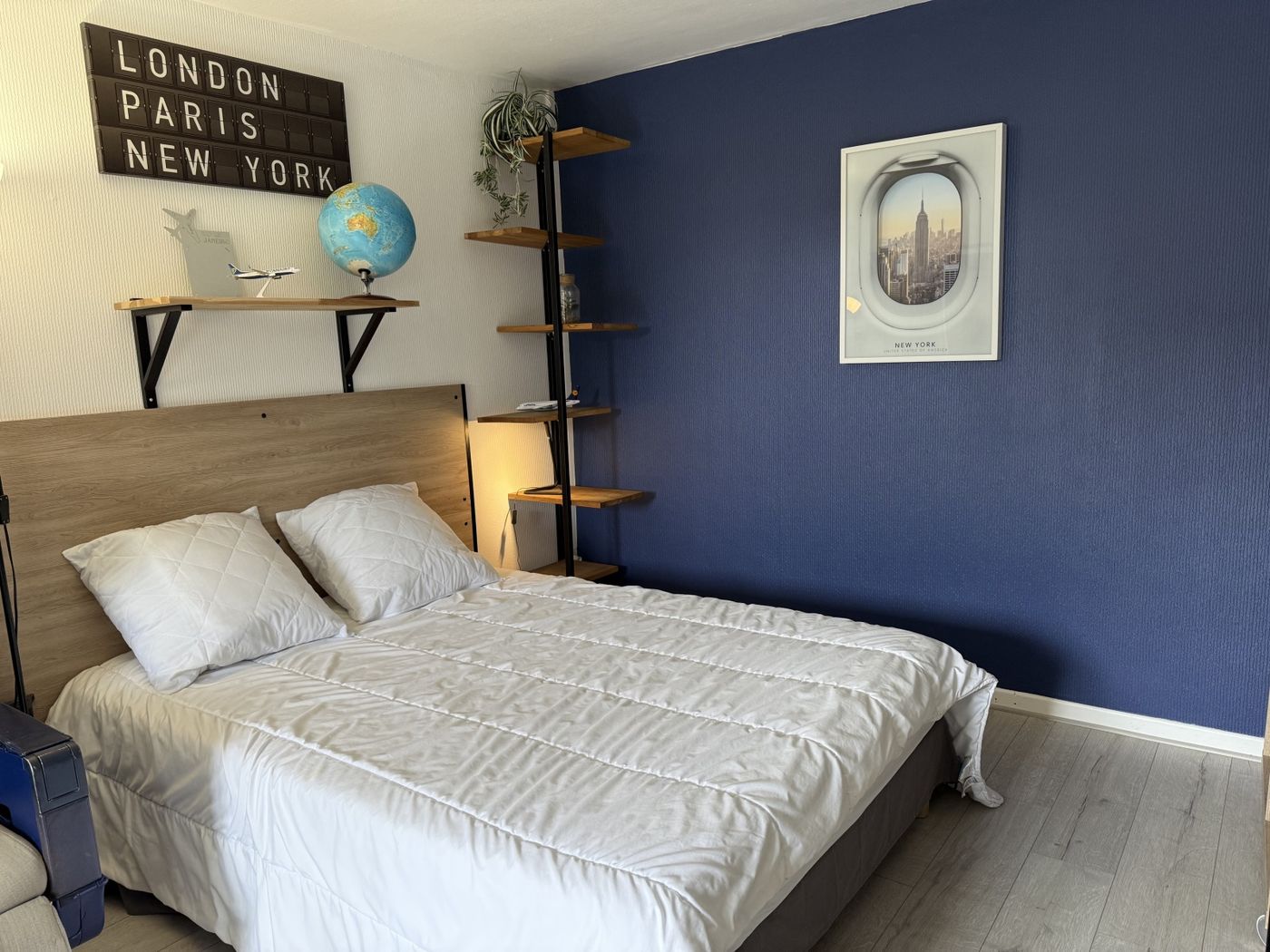 Le lit double de la chambre 1