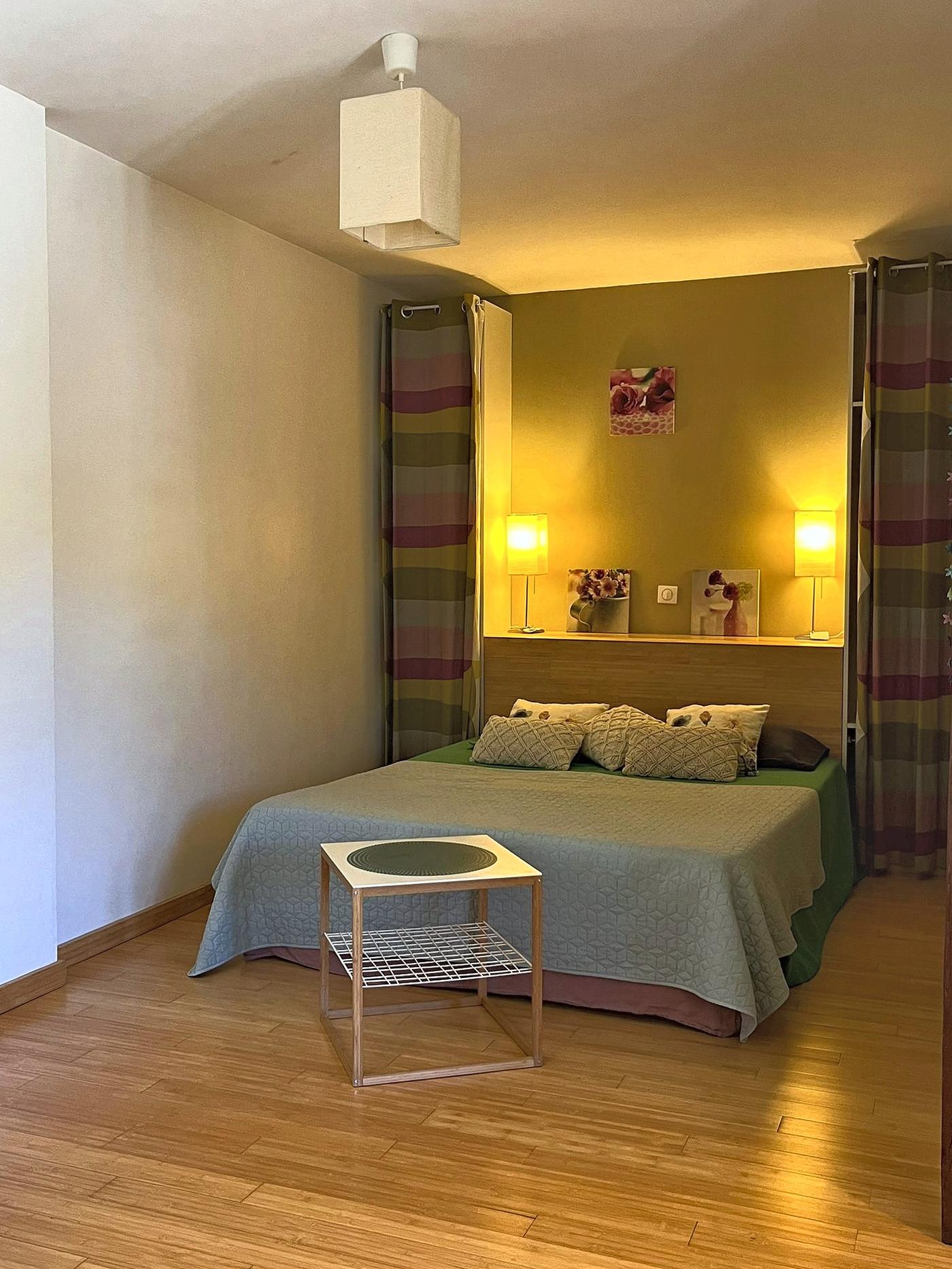 La chambre En Messepierre, son lit double et ses murs vert tilleul