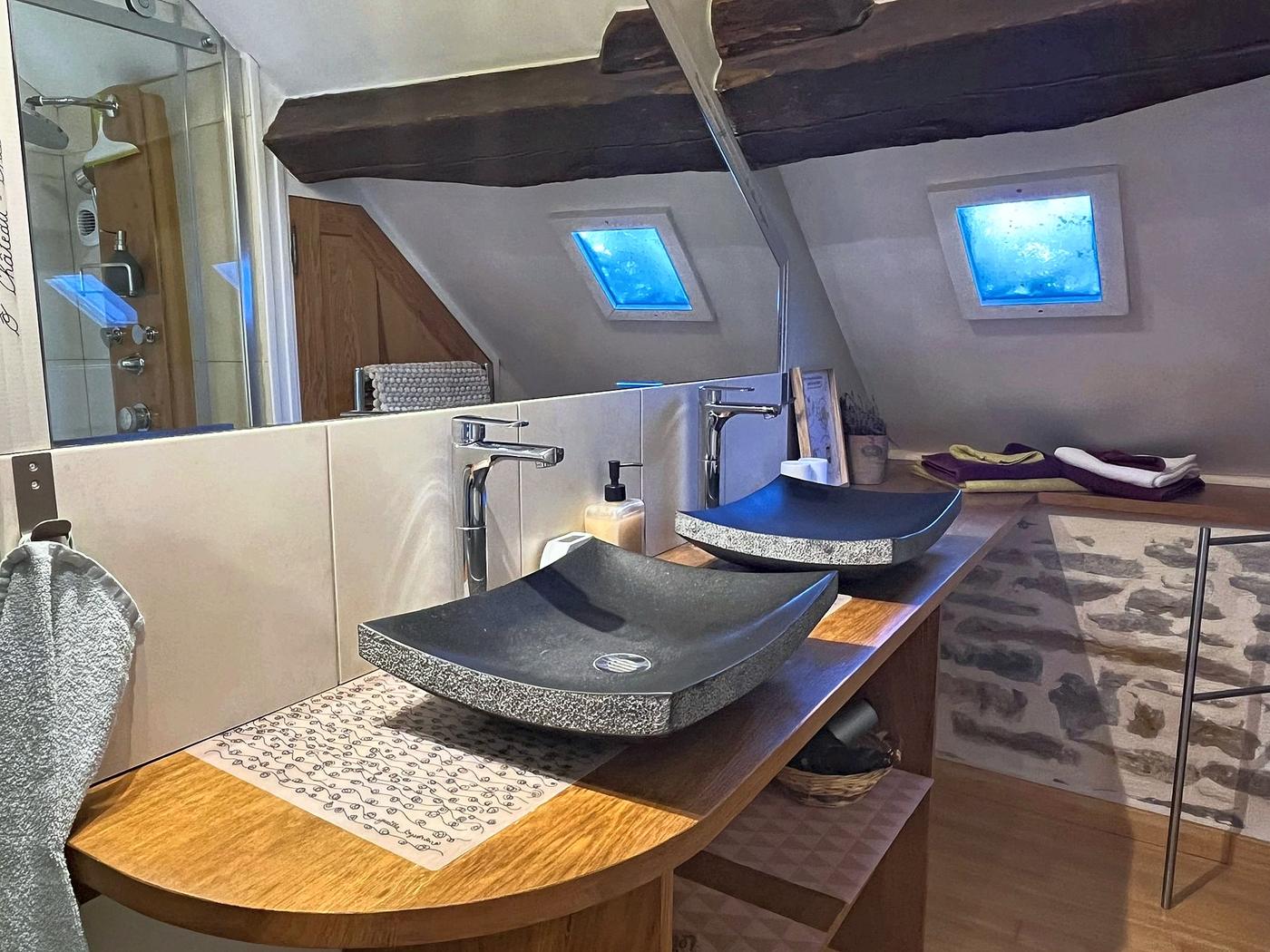 La vasque en pierre de la salle de bain d’En Messepierre, sous les combles