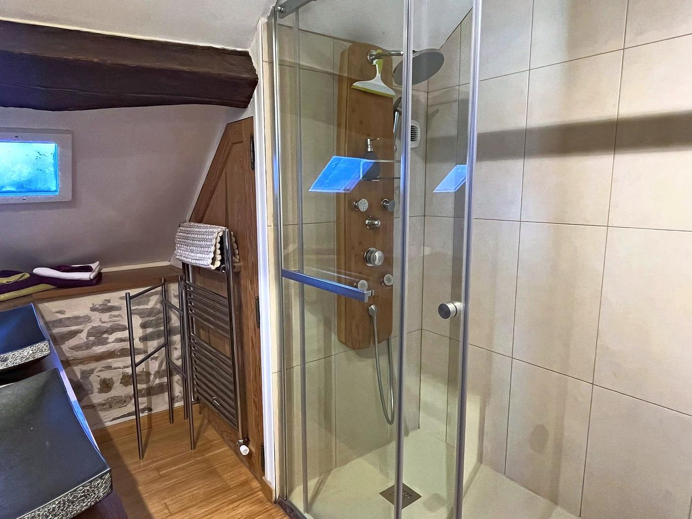 La douche de la salle de bain d’En Messepierre