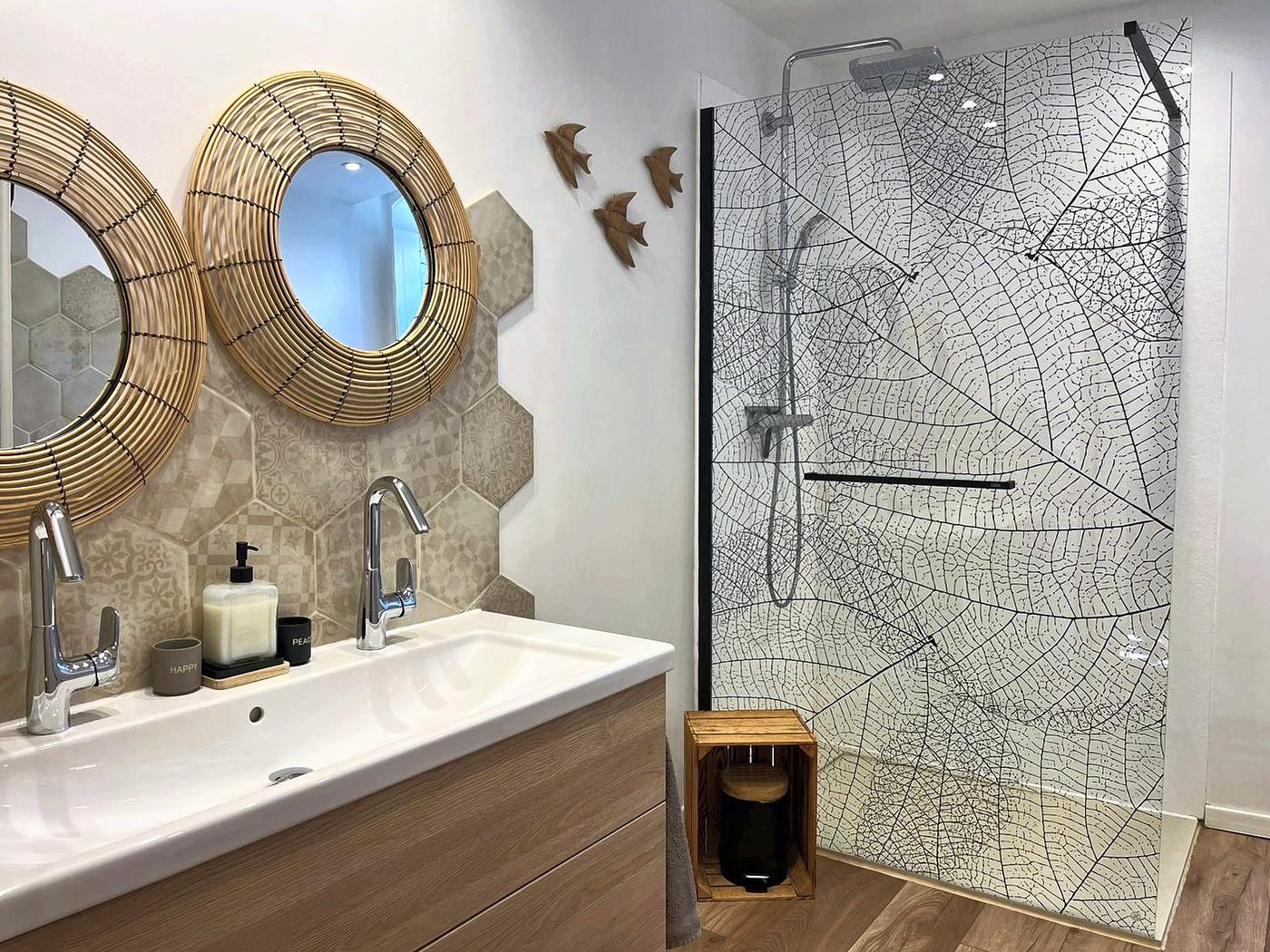 La salle de bain de La Mercantine : double vasque et miroirs ronds