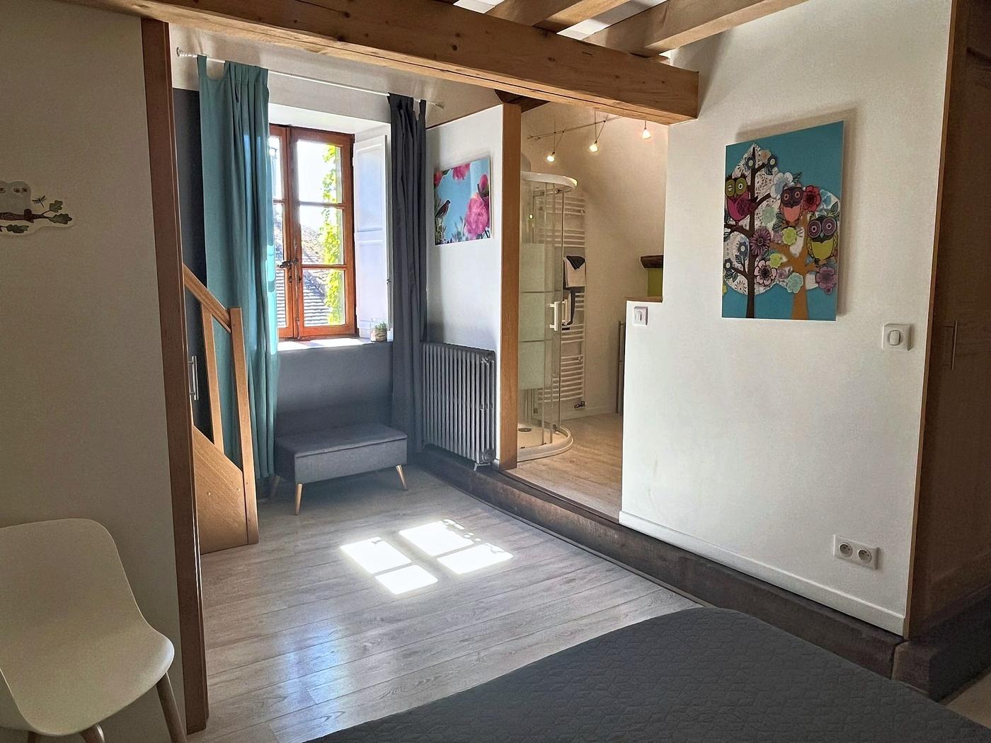 La suite Les Terrasses : le couloir vitré qui dessert les espaces